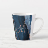 Tasse Latte Monogramme de script personnalisé Chic Blue Rose G (Droite)