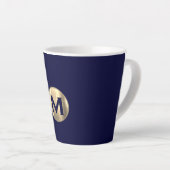Tasse Latte Monogramme d'or métallique de la Marine (Angle droit)