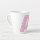 Tasse Latte Monogramme en gras avec point rose clair et blanc  (Angle gauche)