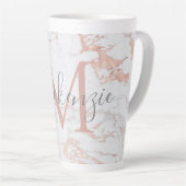 Tasse Latte Monogramme en marbre Rose or tendance chic (Angle droit)
