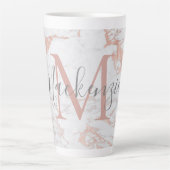 Tasse Latte Monogramme en marbre Rose or tendance chic (Devant)