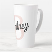 Tasse Latte Monogramme et nom personnalisé moderne Pastel Pink (Angle droit)