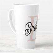 Tasse Latte Monogramme et nom personnalisé moderne Pastel Pink (Angle gauche)