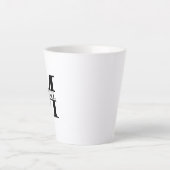 Tasse Latte Monogramme et nom personnalisés noir et blanc (Devant)