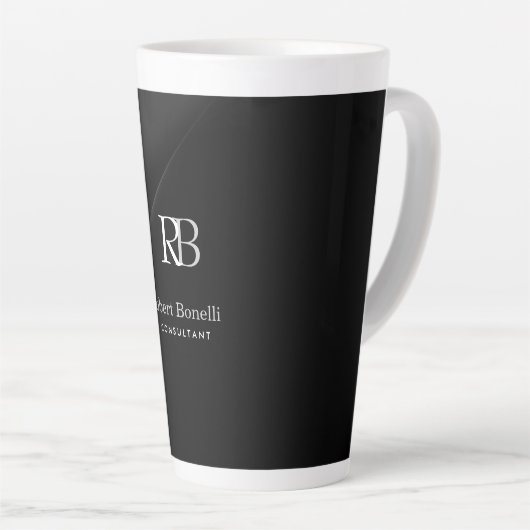 Tasse Latte Monogramme gris moderne clair Nom initial (Angle droit)