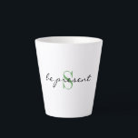 Tasse Latte Monogramme Initial, Script élégant être présent,<br><div class="desc">Mug en latte moderne de 12oz avec "be present" dans un script élégant avec une initiale en monogramme vert feuille. Modifiez facilement le texte et le texte initial pour le rendre vôtre en utilisant le Modèle fourni. Disponible en capacité 12 oz et 17 oz. Pour plus d'informations, reportez-vous à la...</div>
