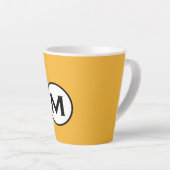 Tasse Latte Monogramme jaune moutarde moderne (Angle droit)