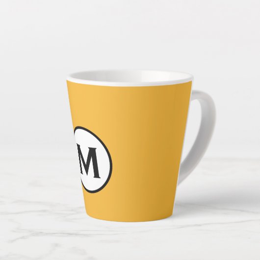 Tasse Latte Monogramme jaune moutarde moderne (Angle droit)