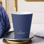 Tasse Latte Monogramme moderne bleu marine et blanc<br><div class="desc">Découvrez notre collection de monogrammes modernes bleu et blanc de la Marine : Élevez votre décor de maison avec notre collection sophistiquée avec un schéma de couleurs bleu marine et blanc contemporain. Chaque pièce est minutieusement conçue pour exsuder l'élégance et le style, parfait pour ajouter une touche de modernité à...</div>