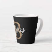 Tasse Latte Monogramme moderne élégant Nom Black Gold Script (Angle droit)