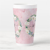 Tasse Latte Monogramme Moderne Floral Papillon Aquarelle rose (Devant)
