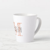 Tasse Latte Monogramme Nom lettre main initiale (Angle droit)
