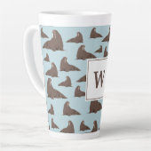 Tasse Latte Monogramme personnalisé Cute Walrus Motif (Angle gauche)