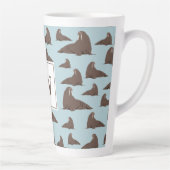 Tasse Latte Monogramme personnalisé Cute Walrus Motif (Droite)