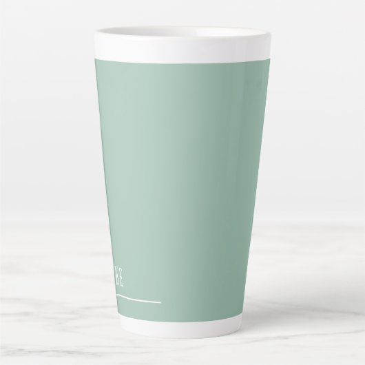 Tasse Latte monogramme personnalisé, vert sauge moderne (Devant)