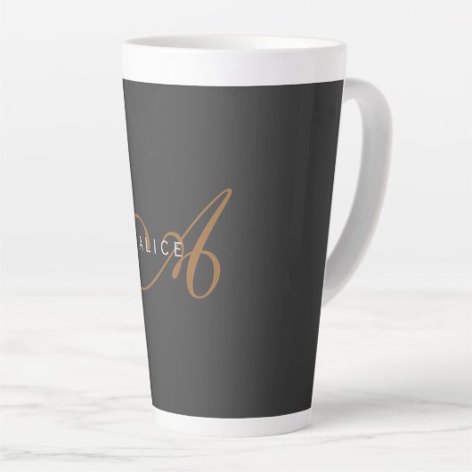 Tasse Latte Monogramme plat tendance Nom initial (Angle droit)