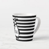 Tasse Latte Monogramme rayé noir et blanc pingouin (Angle droit)