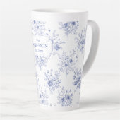 Tasse Latte Monogrammed Classic Blue Flowers Floral Pattern (Angle droit)