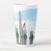 Tasse Latte Monument Washington et mémorial de la Seconde Guer (Devant)