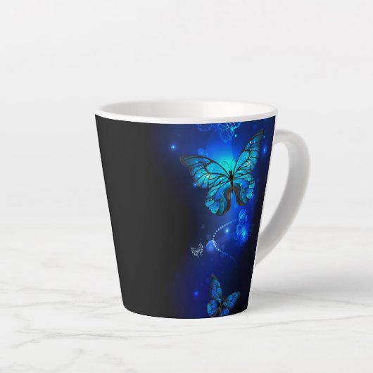 Tasse Latte Morpho Butterfly in the Dark Background (Angle droit)