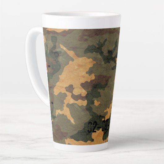 Tasse Latte Motif camouflage vert vintage 2020 (Angle gauche)