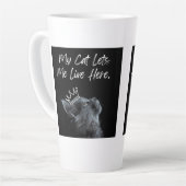 Tasse Latte My Cat Lets Me Live Here (Angle gauche)