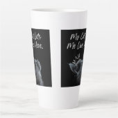 Tasse Latte My Cat Lets Me Live Here (Devant)