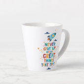 Tasse Latte N'abandonne jamais parce que les grandes choses pr (Angle droit)