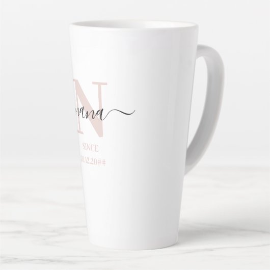 Tasse Latte Nana Élégant Script Monogramme rose (Angle droit)