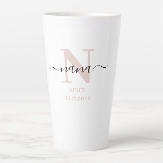Tasse Latte Nana Élégant Script Monogramme rose (Devant)