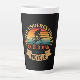 Tasse Latte Ne sous-estimez jamais un vieil homme avec un vélo