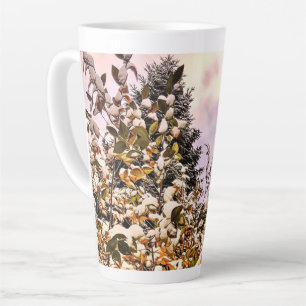 Tasse Latte Neige Fraîche Sur Les Feuilles Colorés