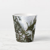 Tasse Latte Neige sur les branches À feuillage persistant (Devant)