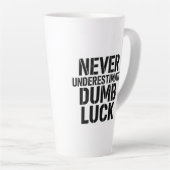 Tasse Latte "Never Underestimate Dumb Luck" Saying (Angle droit)