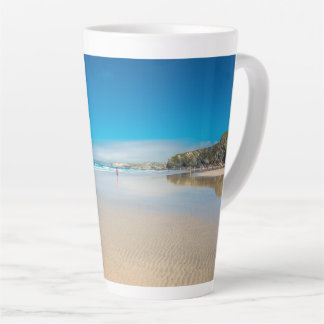 Tasse Latte Newquay sur la côte Cornouaillaise du nord. Anglet