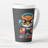 Tasse Latte Night Owl Gamer Mascot Fun Gaming Illustration (Angle droit)