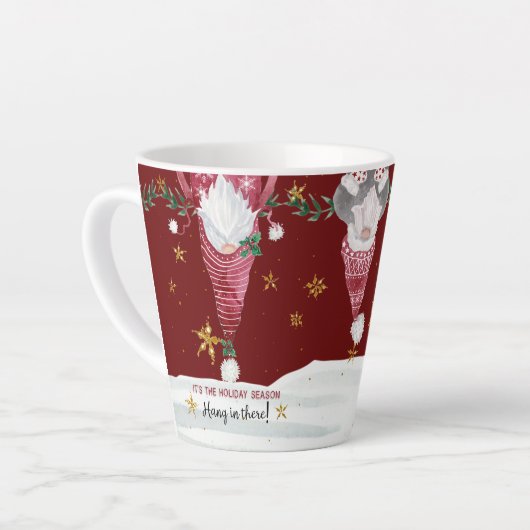 Tasse Latte Noël Gnome Star Neige pendre dans Là Typographie (Angle gauche)