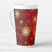 Tasse Latte Noël Golden Snowflakes sur Arrière - plan rouge (Angle gauche)