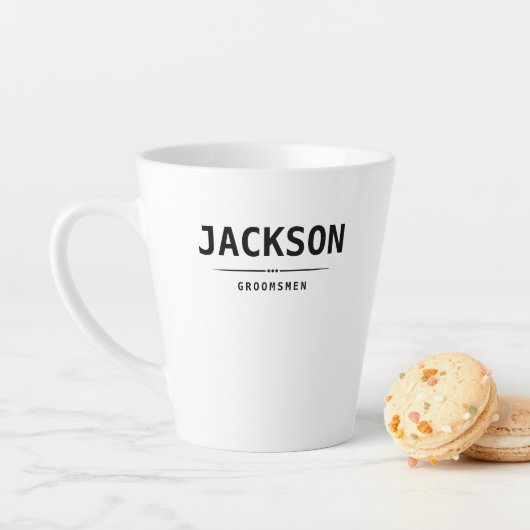 Tasse Latte Noir moderne Nom simple Groomsmen personnalisé (En situation)