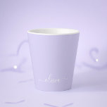 Tasse Latte Nom de monogramme de fille de script moderne viole<br><div class="desc">Tasse de café latte nom de monogramme de script simple violet lavande. C'est le cadeau idéal pour un anniversaire sweet 16, un mariage, une fête de fiançailles, un anniversaire de mariage, une baby shower ou une soirée d'enterrement de vie de jeune fille pour quelqu'un qui aime le luxe et les...</div>