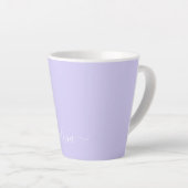 Tasse Latte Nom de monogramme girly écriture moderne lavande v (Angle droit)