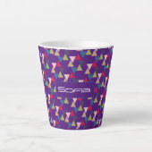Tasse Latte nom de motif de triangle abstrait violet (Devant)