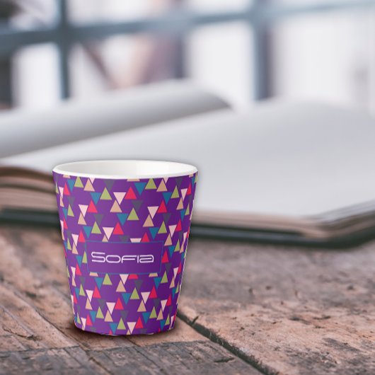 Tasse Latte nom de motif de triangle abstrait violet