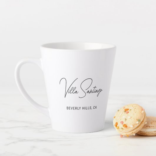 Tasse Latte Nom de résidence Chic Script Home Latte (En situation)