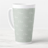 Tasse Latte Nom de script blanc personnalisé Sage Green (Angle gauche)