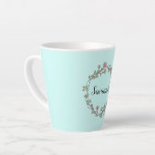 Tasse Latte Nom de script personnalisé Monogramme dans la cour (Angle gauche)
