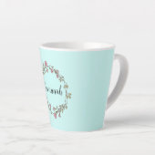 Tasse Latte Nom de script personnalisé Monogramme dans la cour (Angle droit)