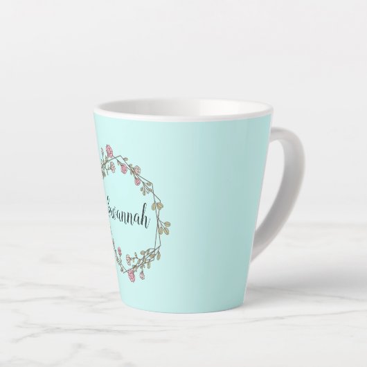 Tasse Latte Nom de script personnalisé Monogramme dans la cour (Angle droit)