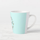 Tasse Latte Nom de script personnalisé Monogramme dans la cour (Droite)