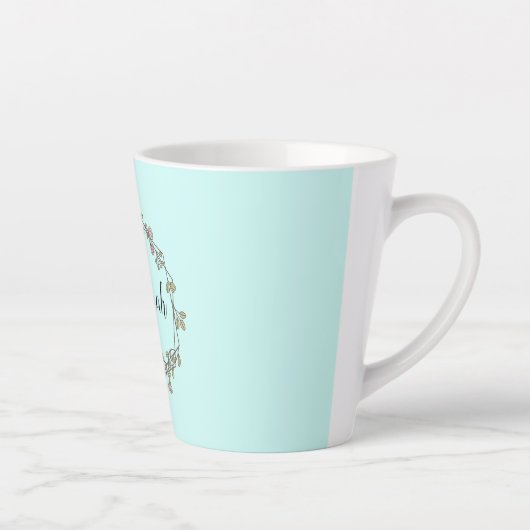 Tasse Latte Nom de script personnalisé Monogramme dans la cour (Droite)